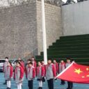 【全環(huán)境立德樹人】青島為明學(xué)校小學(xué)部舉行“勿忘國殤，我輩自強(qiáng)”主題升旗儀式