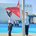 青島為明學(xué)校中小學(xué)部舉行“青春誓言震云霄，奮楫篤行迎期末”及“珍愛生命，遠(yuǎn)離毒品”主題升旗儀式