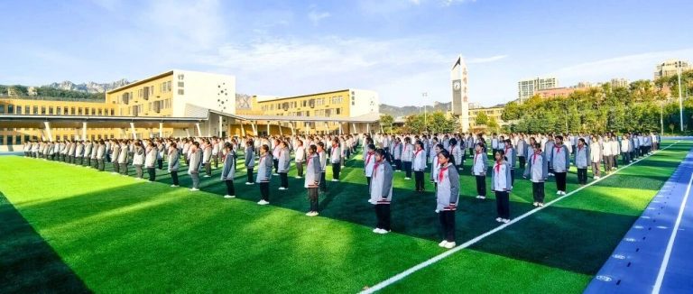 青島為明學校中小學部舉行“紅色基因代代傳”及“霜降知寒意 溫暖傳校園”主題升旗儀式