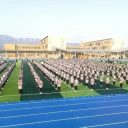 青島為明學校中小學部舉行“騏驥啟新程，馳騁向未來”及“學雷鋒·守秩序”主題升旗儀式