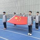 青島為明學(xué)校中小學(xué)部舉行“與春風(fēng)相伴，與安全同行”及“愛國好習(xí)慣之憶清明，緬先烈，思奮進(jìn)”主題升旗儀式