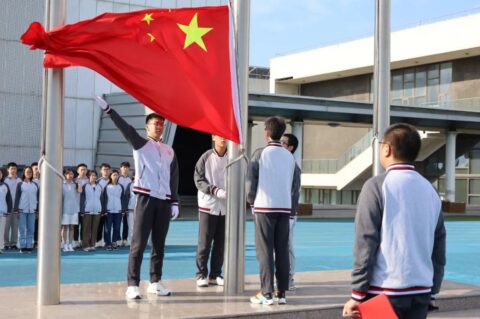 高考必勝 圓夢為明！青島為明學校中學部舉行“致敬高考 激揚青春”主題升旗儀式