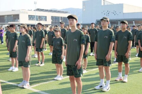 戎裝向陽敬軍魂 鏗鏘步履繪青春||青島為明學(xué)校高中部舉行2023級高一新生軍訓(xùn)開營儀式